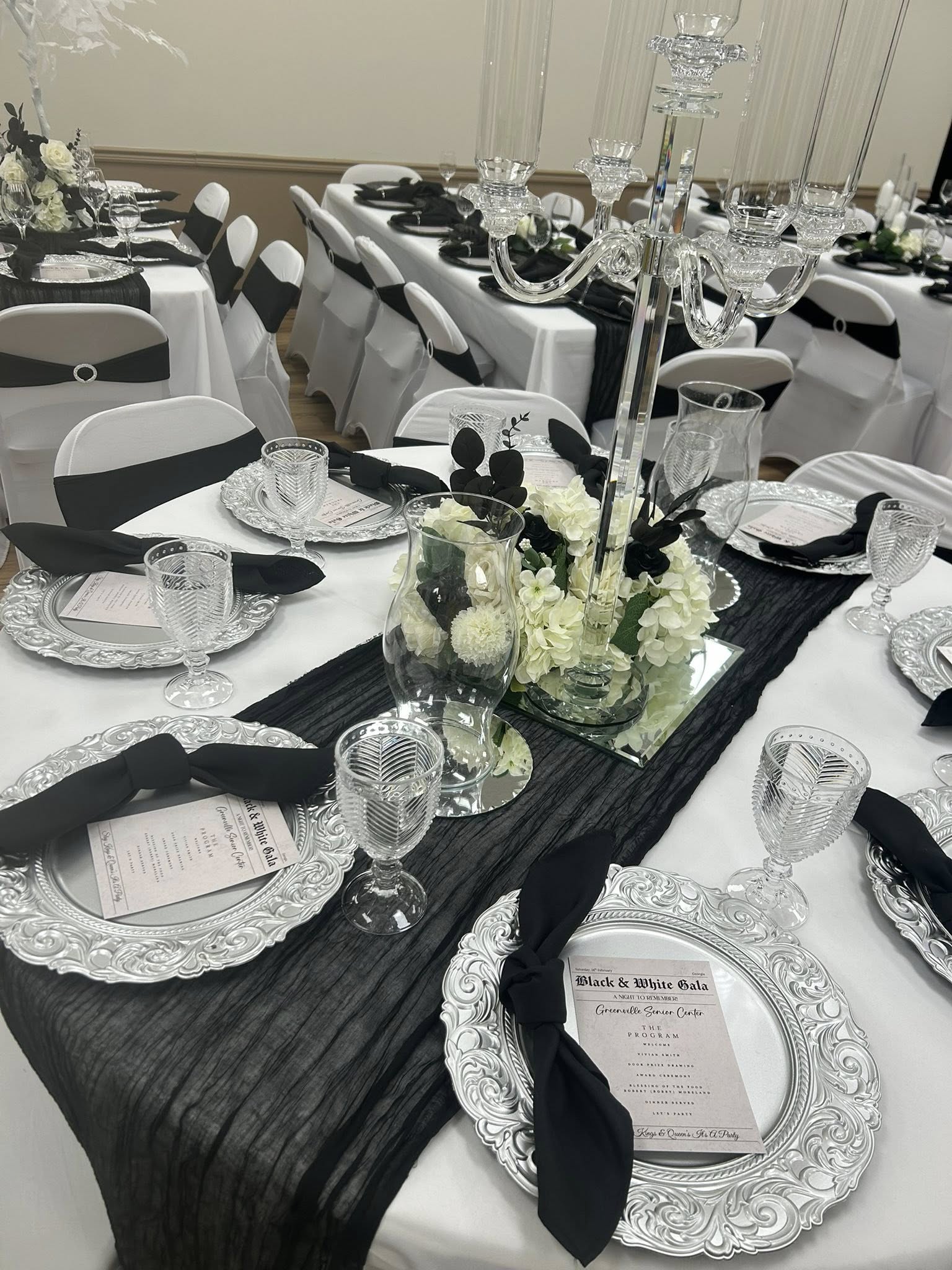Black and White Gala Table Setting